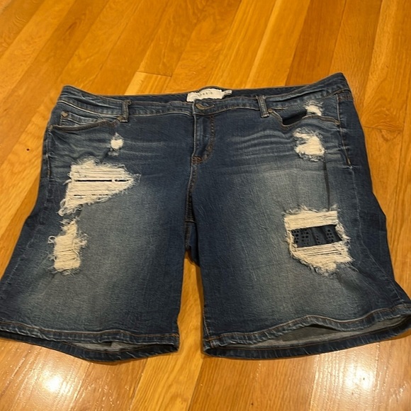 Torrid women’s distressed Bermuda Jean shorts size 20. - Picture 1 of 8